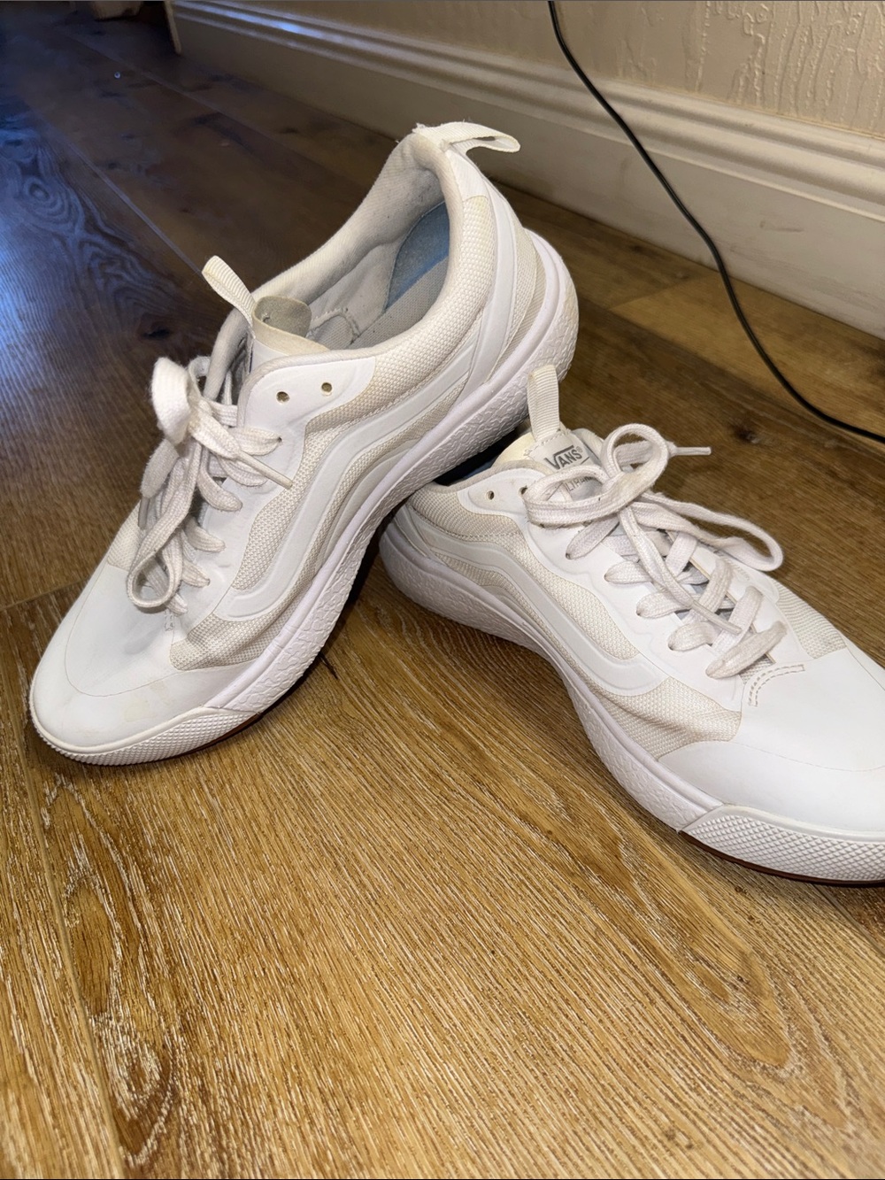 Vans Women’s White Low-Top Ultrarange Ultracush Sneakers